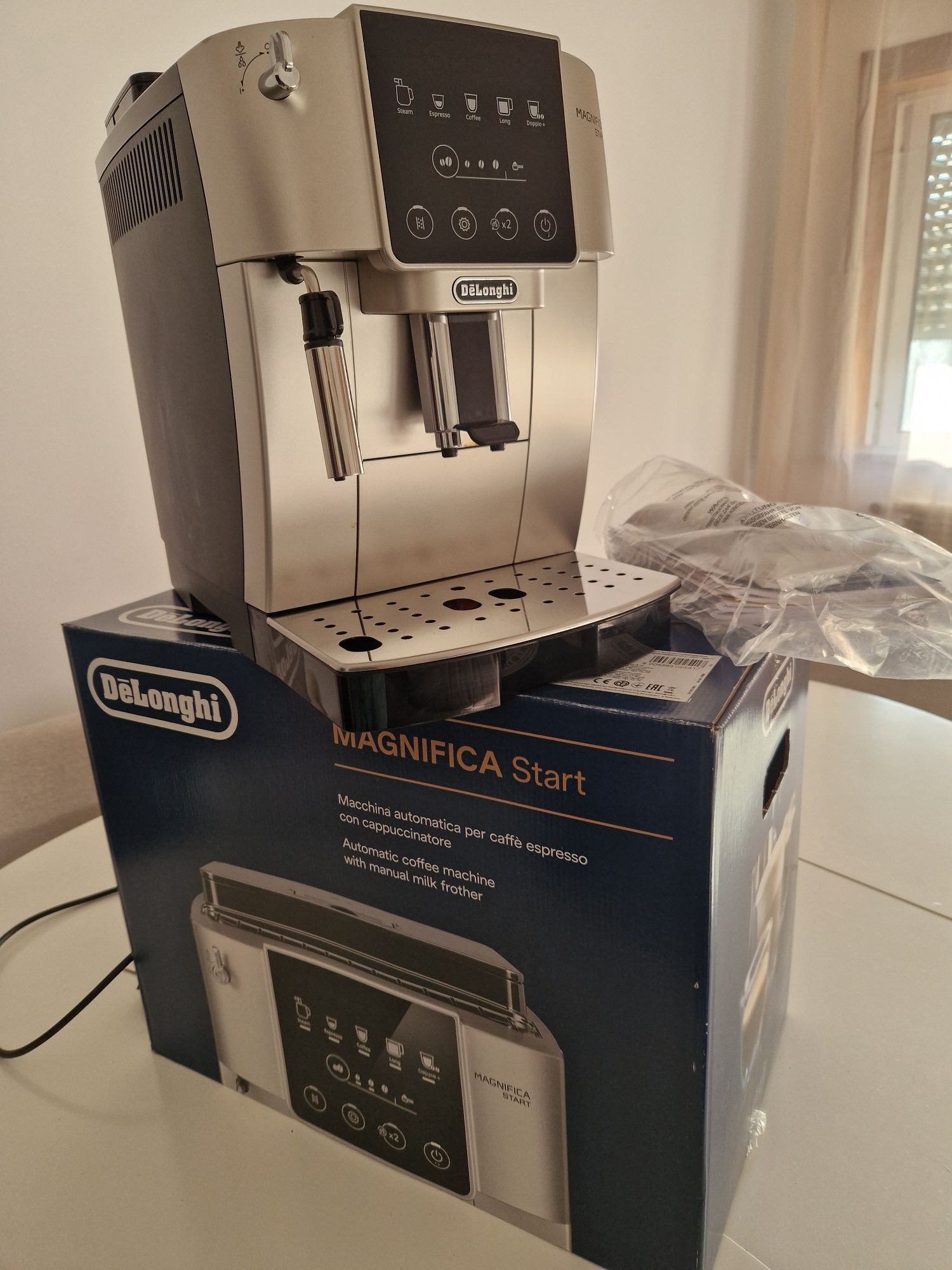 Máquina café automática Delonghi como.nova