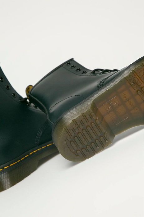 Ботинки кожаные Dr. Martens 1460 зеленого цвета на низком каблуке