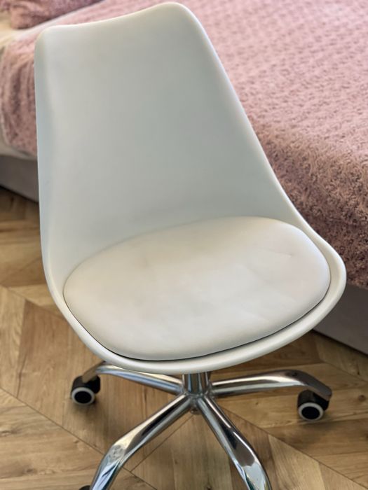 Krzesło białe obrotowe biurowe Black red white