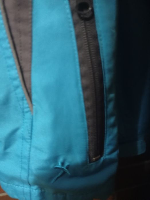 Курточка яскраво- блакитна