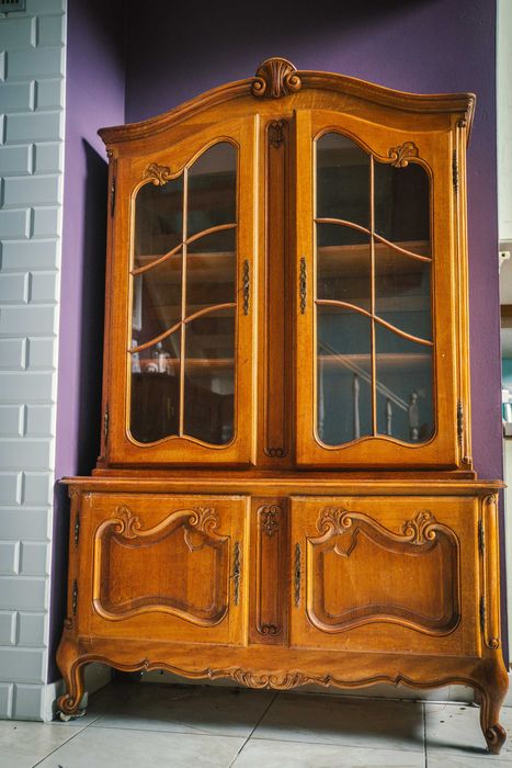 Piękna dębowa biblioteka,  elegancka witryna.