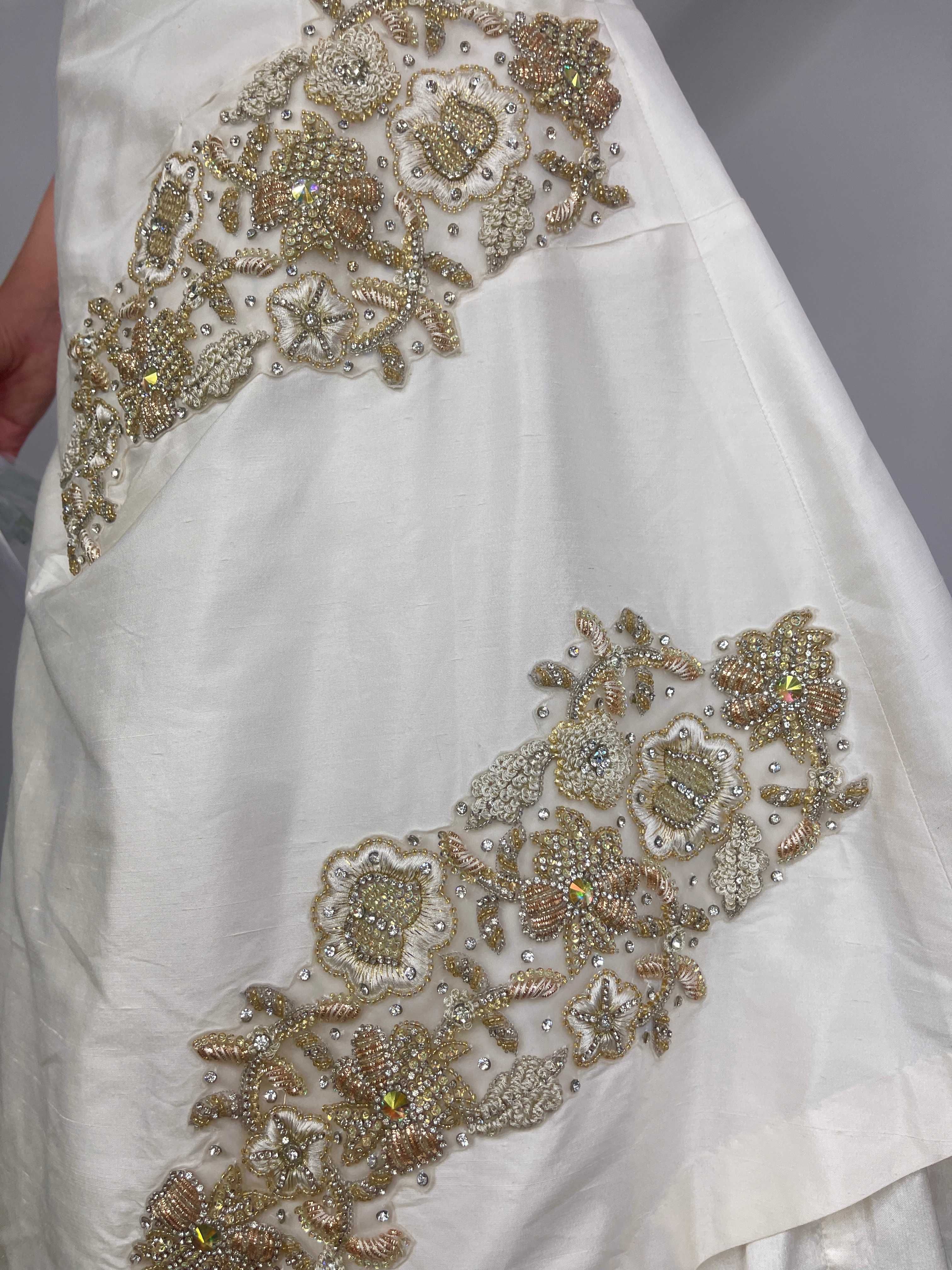 Jedwabna suknia ślubna w stylu orientalnym