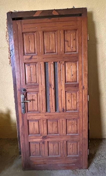 Drzwi drewniane z futryną, szerokość 0,85m .