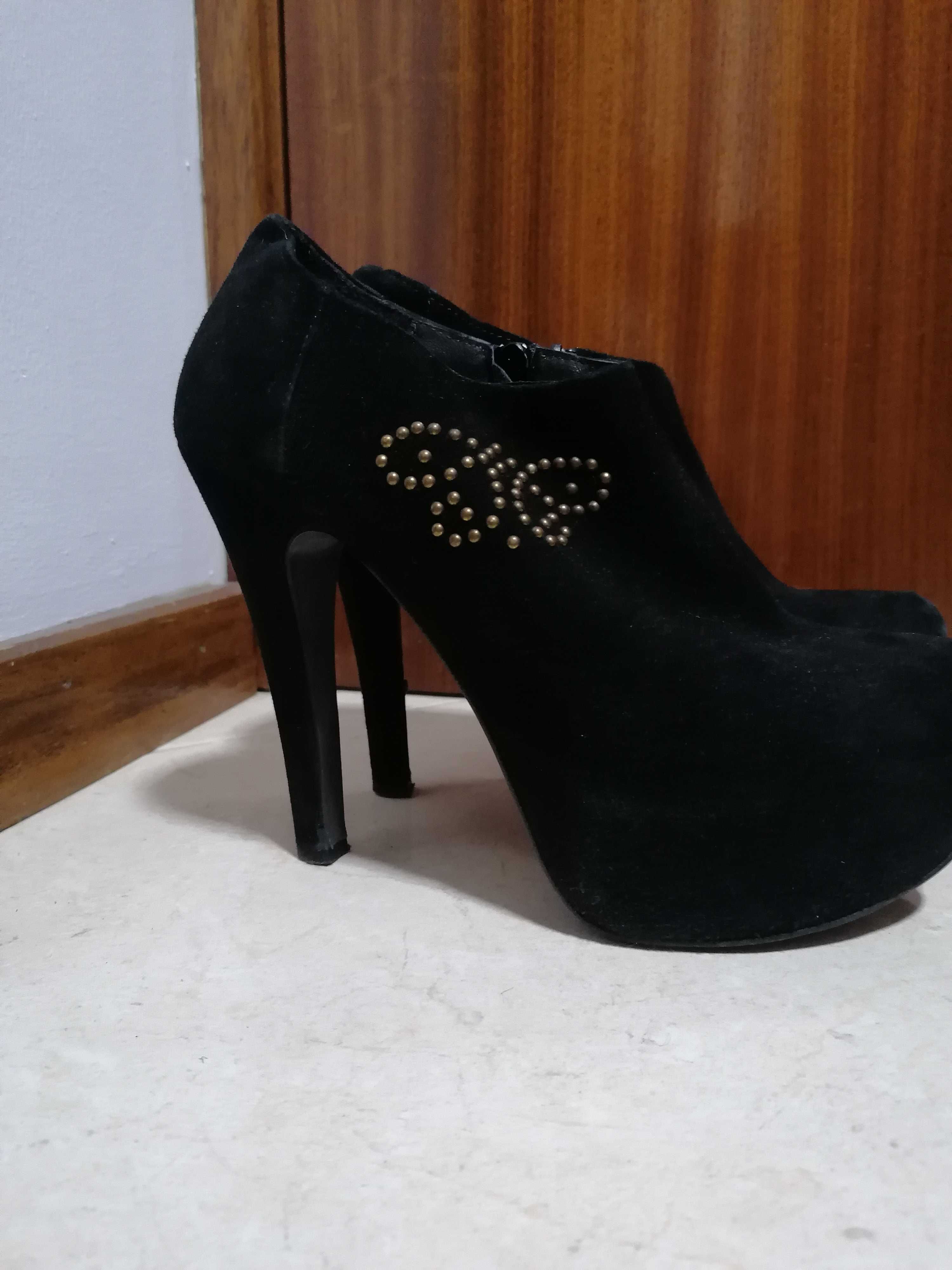 Botins salto pretos