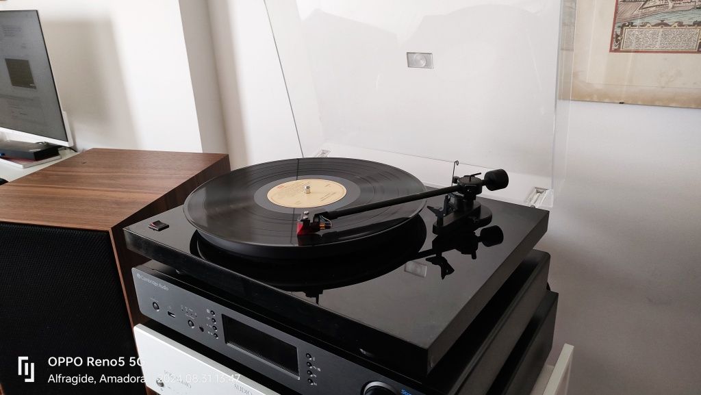 Giradiscos Pro-Ject debut II atualizada com Ortofon 2m Red