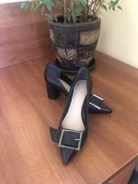 Guess - buty na słupku