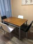 Mesa e cadeiras em bom estado