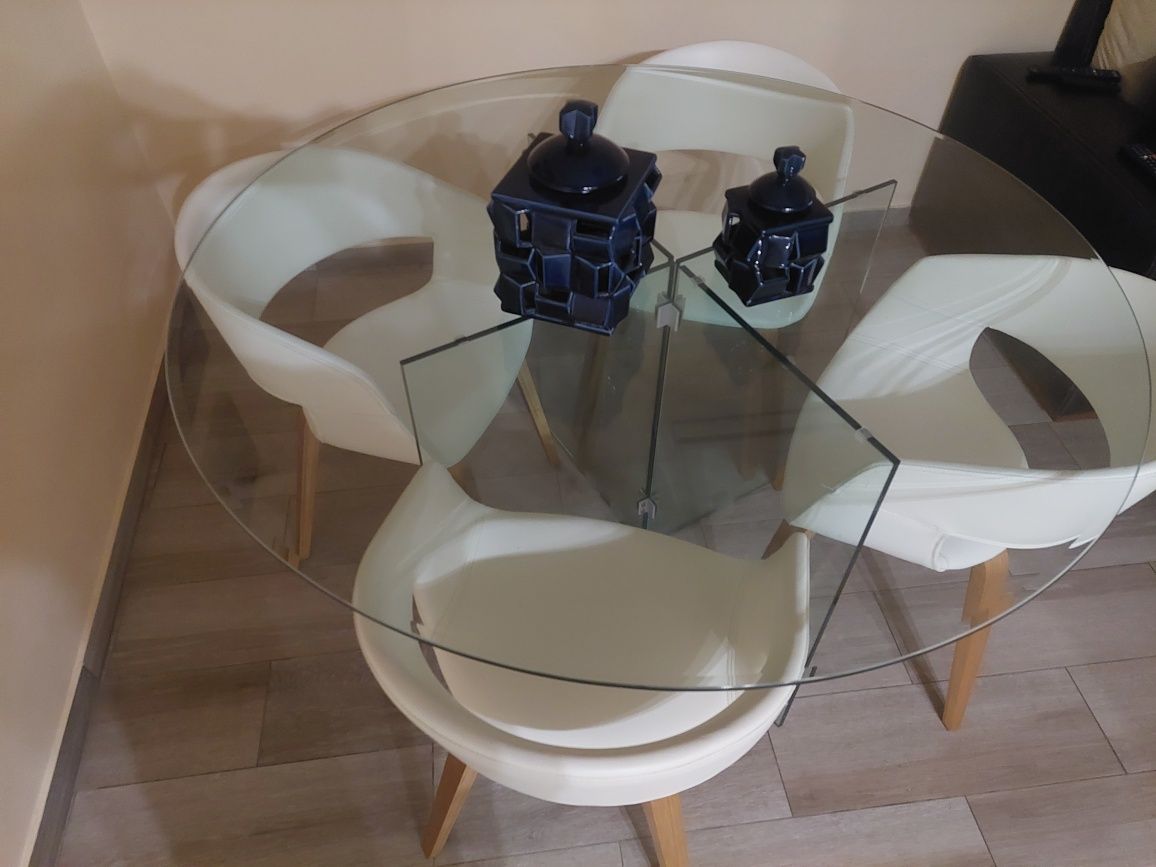 Mesa de vidro e 4 cadeiras
