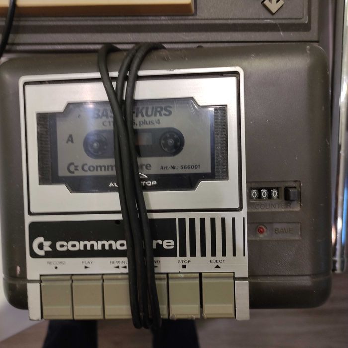 Ретро компьютер с магнитофоном