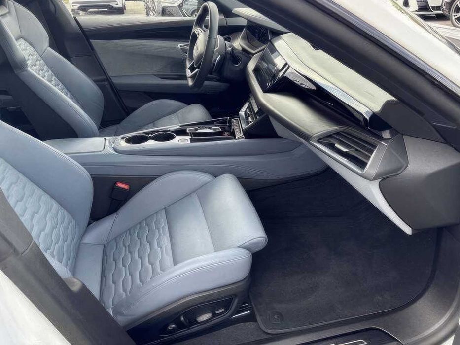 Audi e-tron      2023