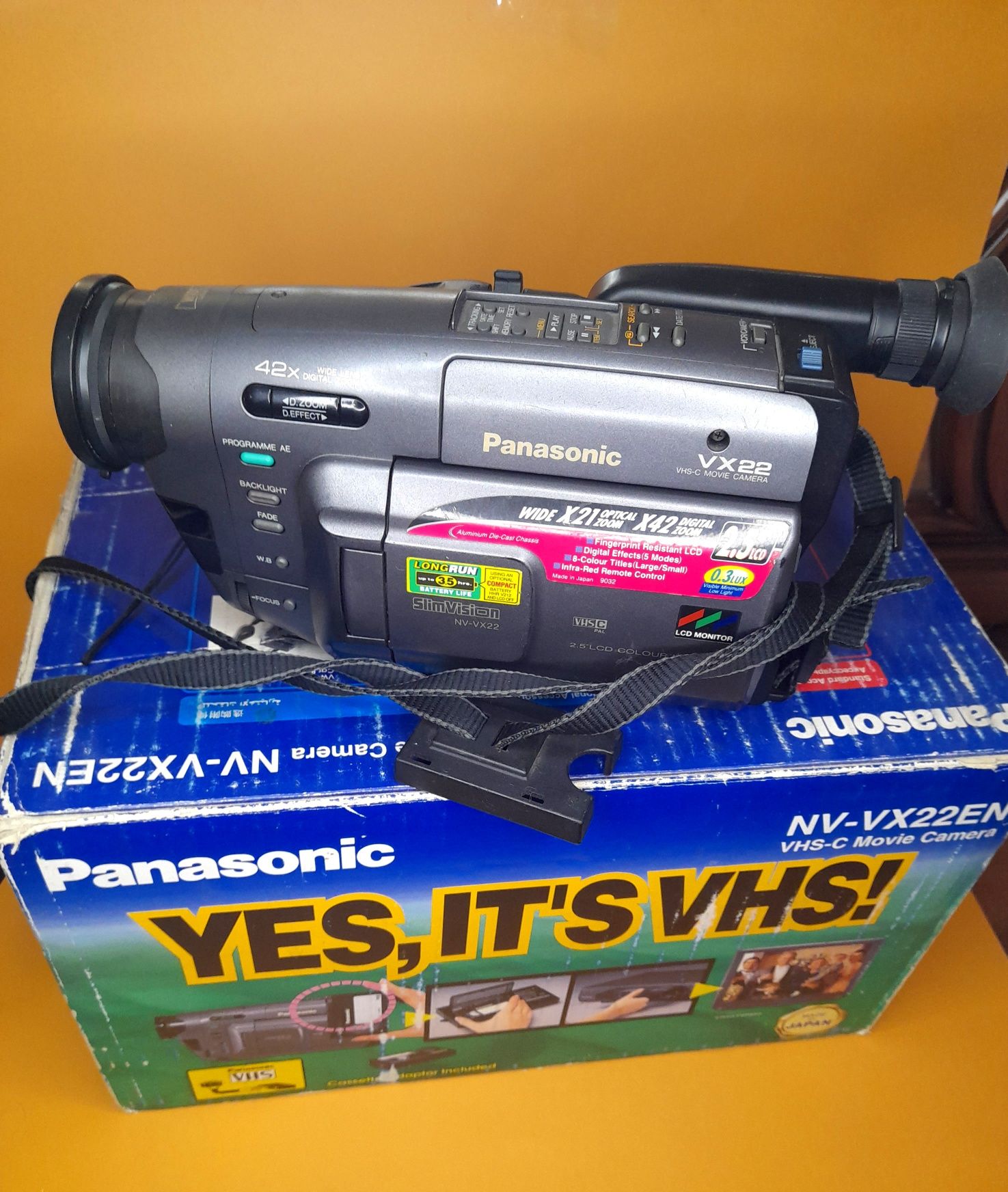 Продам кинокамеру Panasonic NV-VX22RN  VHS-C Movie Camera