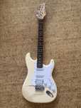 Beżowa gitara elektryczna Arrow