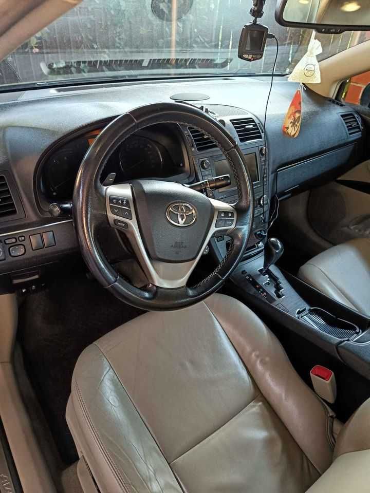 Toyota Avensis 1.8 benzyna + gaz  2011 automat