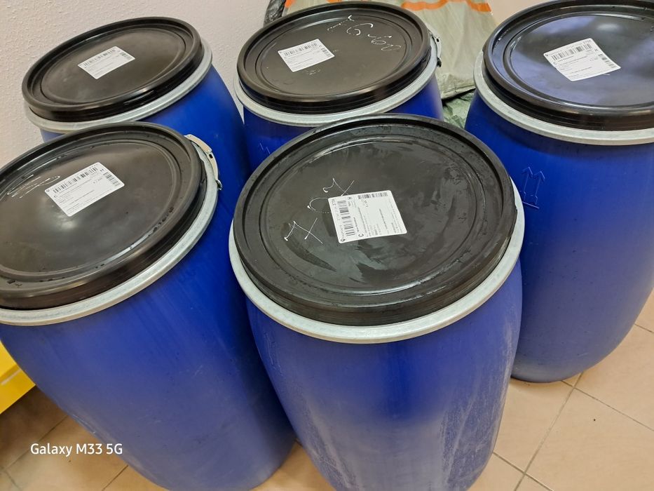 Продам пластикову бочку  120 літрів/130кг під обруч з кришкою
