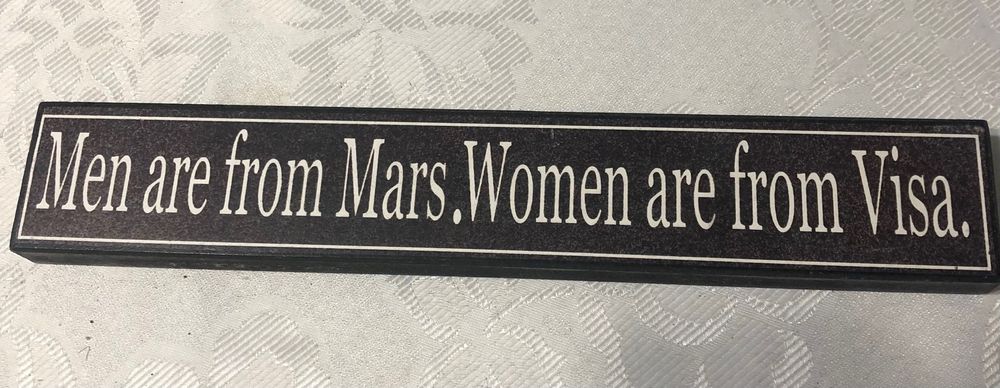 Drewniana tabliczka z zabawnym napisem