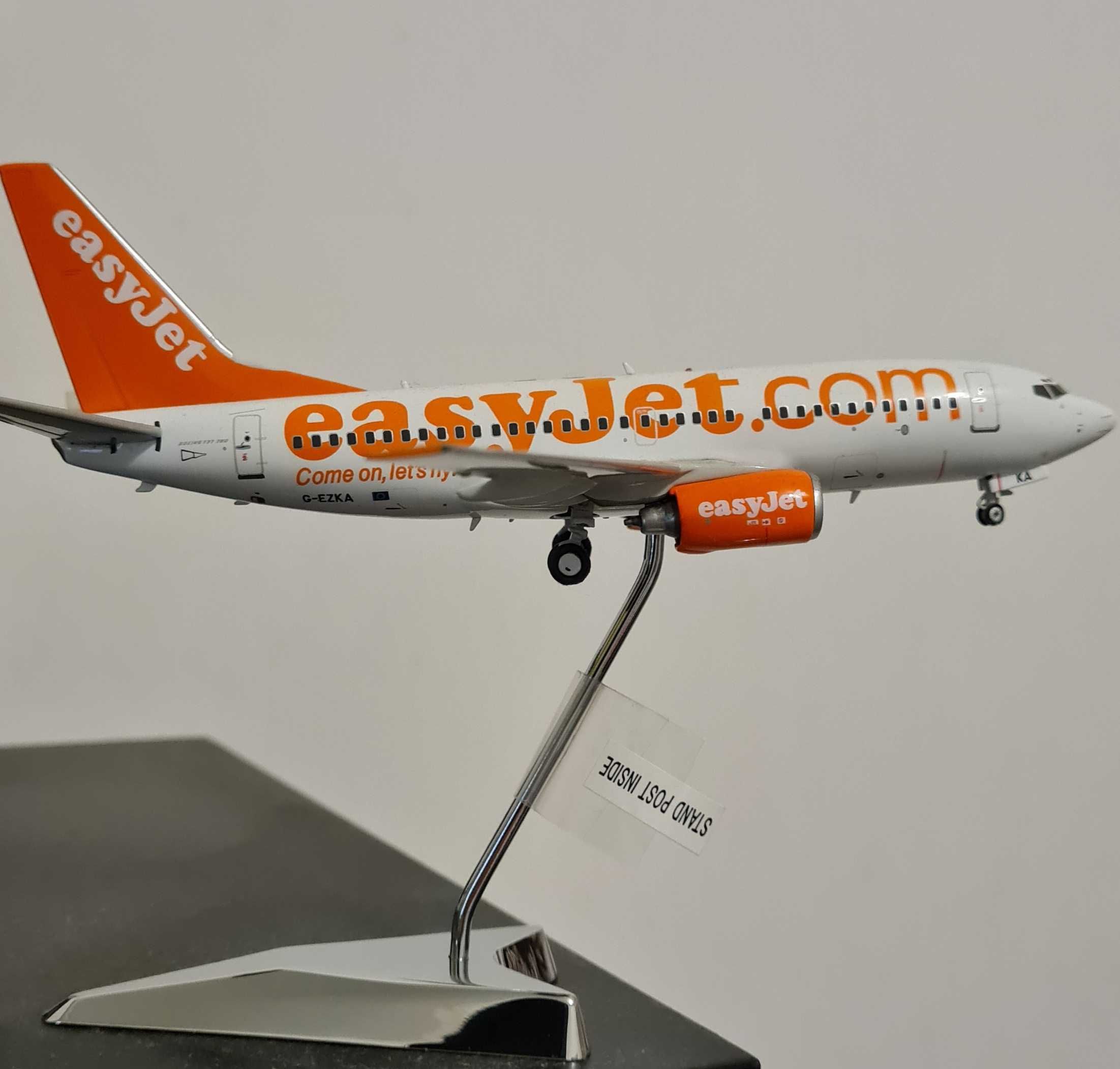 Miniatura 737 EasyJet Gemini 1:200 em metal na caixa