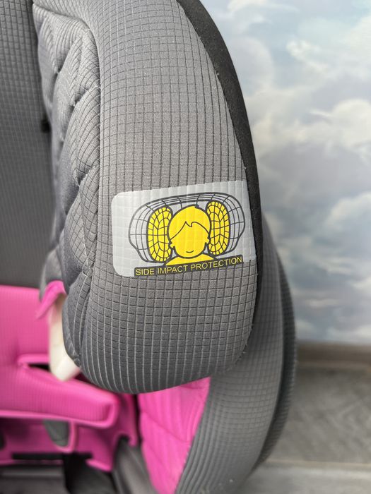 Дитяче рожеве автокрісло Safcom з додатковим боковим захистом
