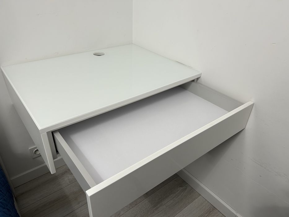 Biurko wiszące na scianę