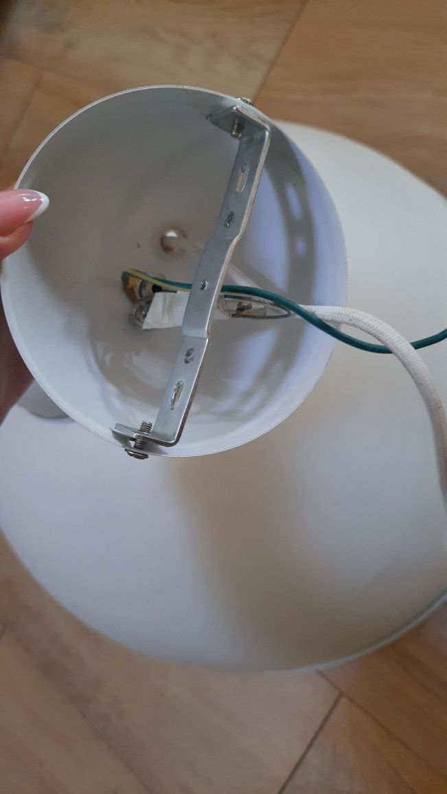 Dwie biale lampy