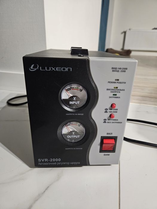 Стабілізатор напруги Luxeon svr-2000. Релейний, б/в. Регулятор напруги
