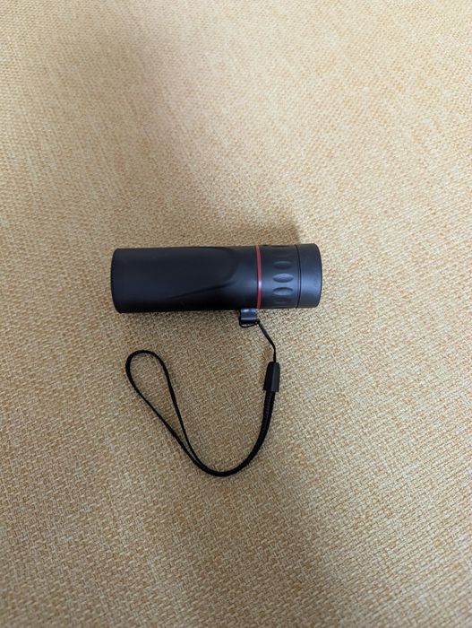 Моноокуляр з невеликою оптичною лінзою