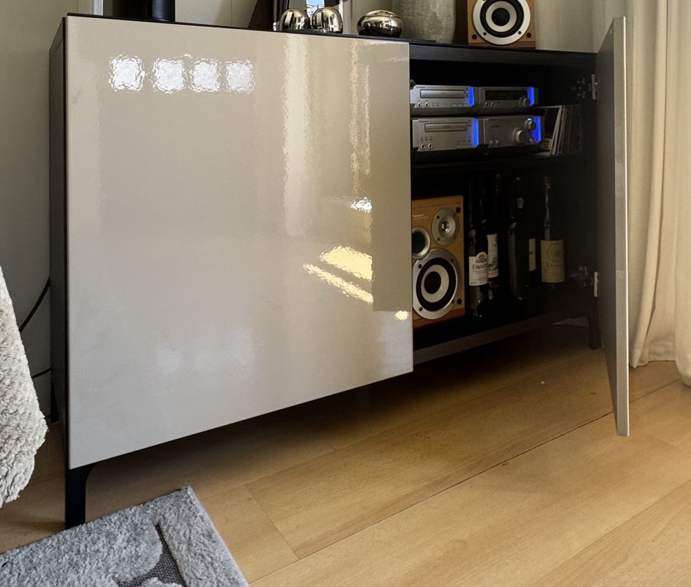 Móvel IKEA wengue e portas bege