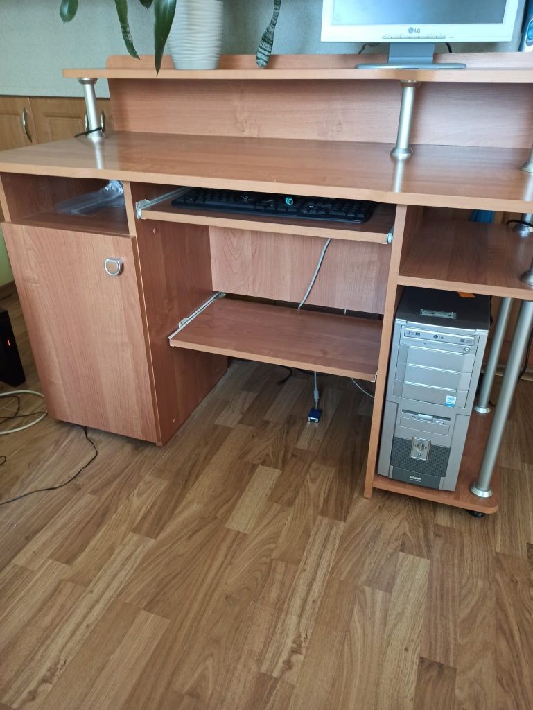 Duże biurko komputerowe
