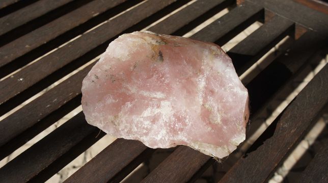 Cristal de quartzo rosa (drusa)