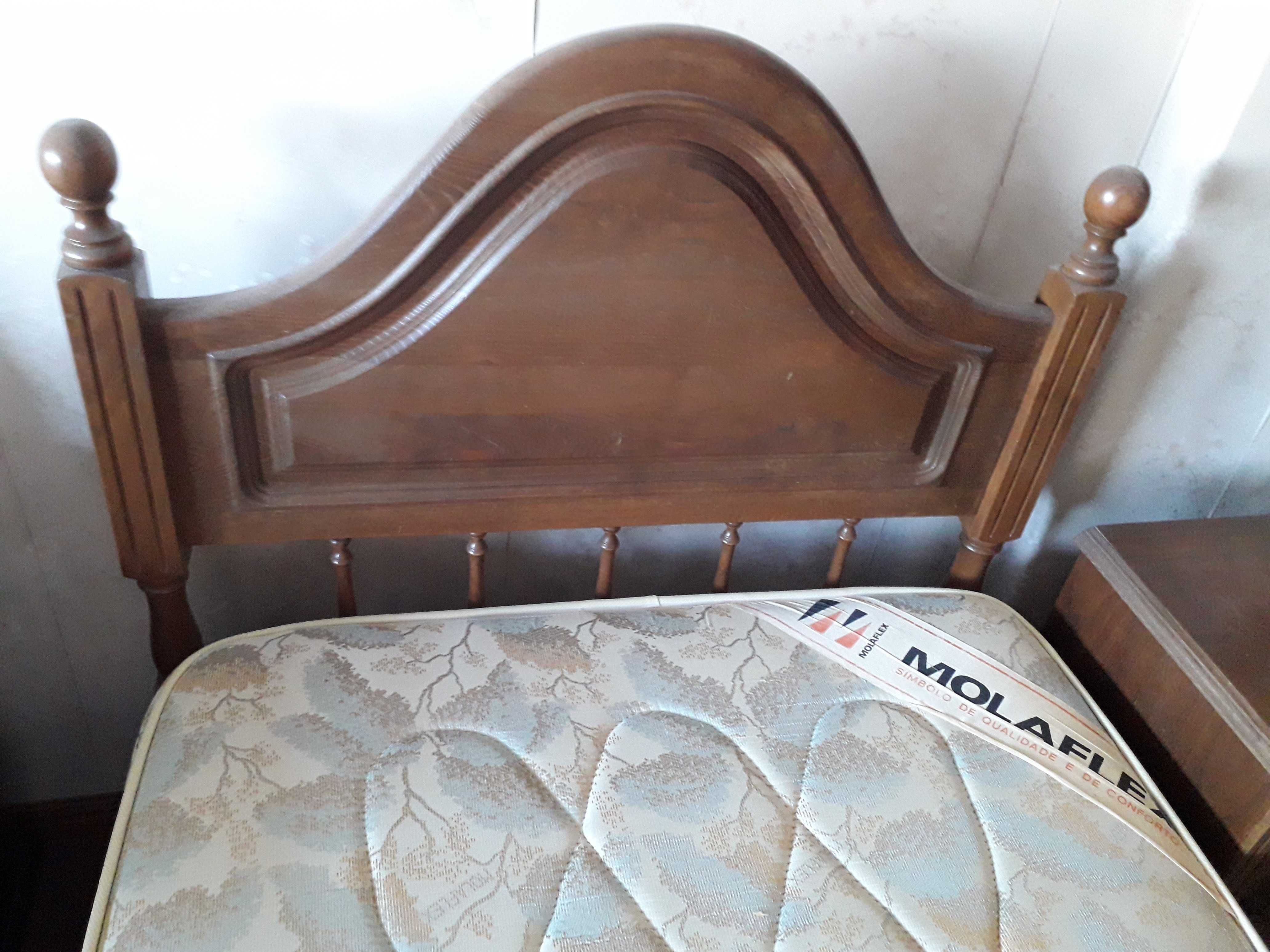 Cama solteiro de madeira, estrado, colchão, mesa de cabeceira