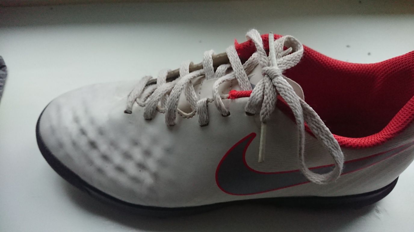 Sprzedam buty sportowe halowki firmy Nike