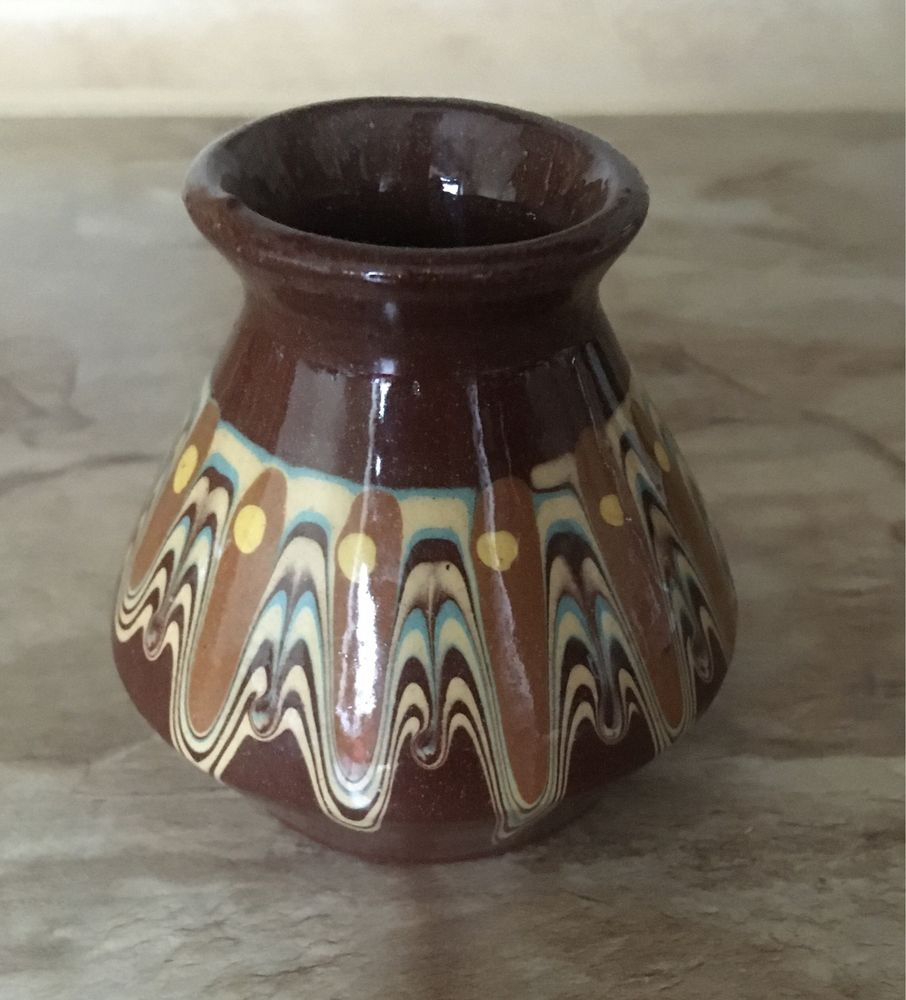 nieduży wazonik ceramiczny w malowaniu ludowym M. P.