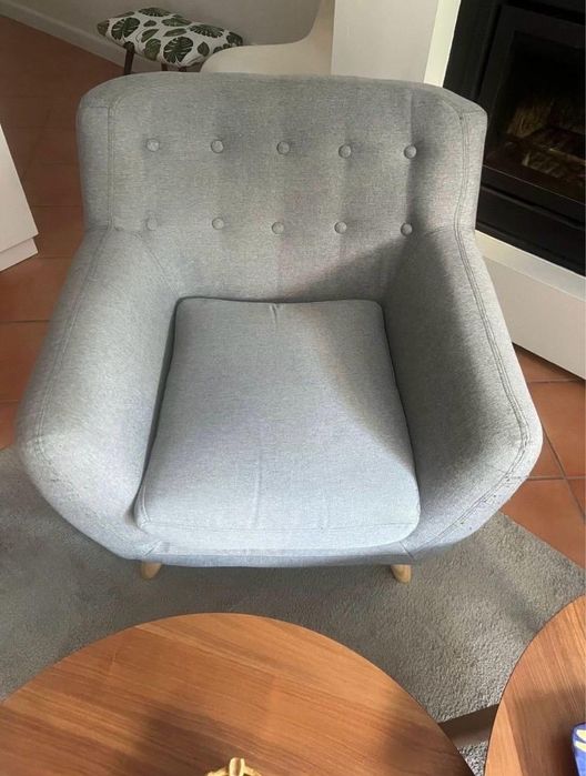 Cadeirão individual em capitonê - cinzento