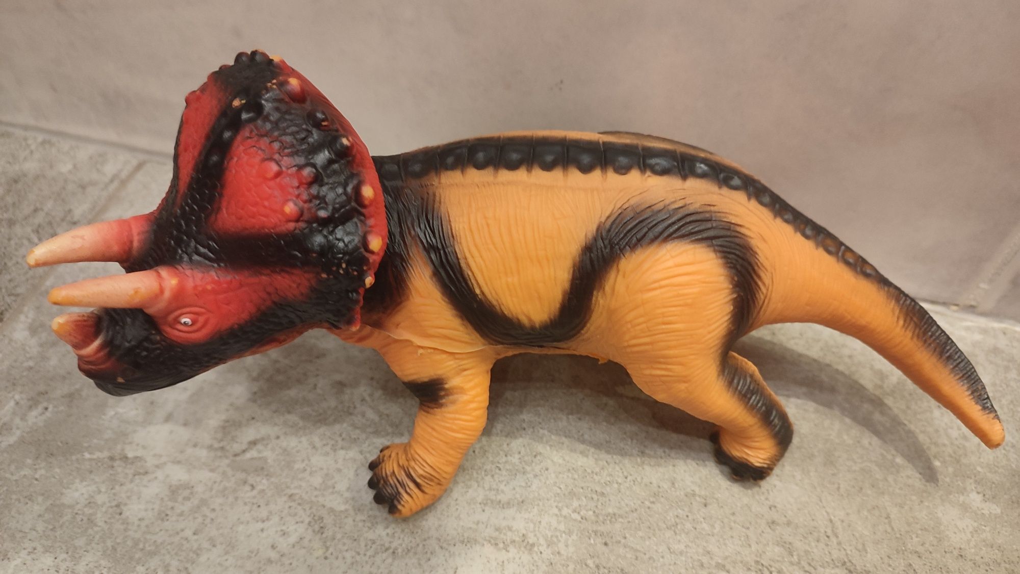 Dinozaur triceratops. 40 cm. Dźwięki!