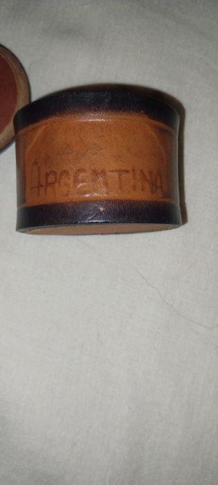 Caixa de cabedal com cavalo, Argentina