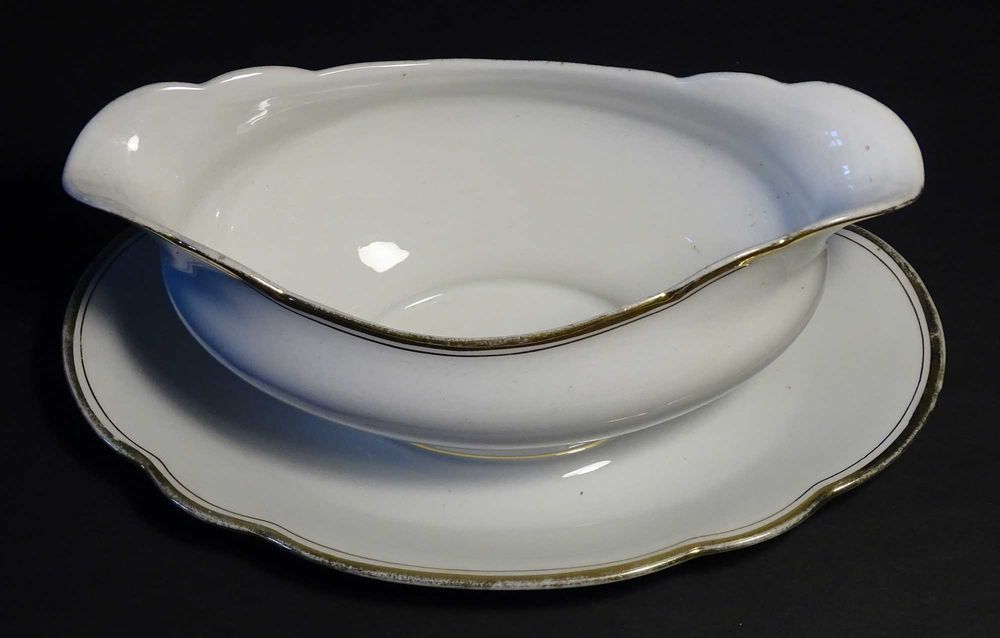 Przedwojenna porcelana Carl Tielsch sygnowana: sosjerka.