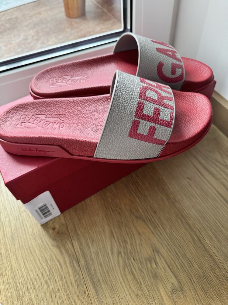 FERRAGAMO резинові шльопки