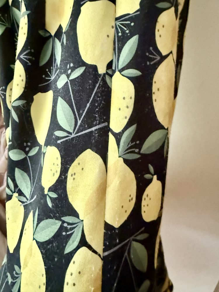 Czarna sukienka midi w cytryny vintage style XS