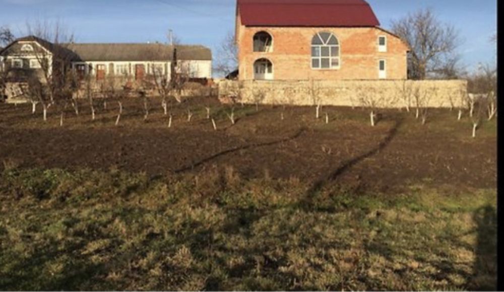 Продається двохповерховий будинок з присадибною ділянкою та садом