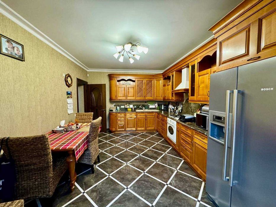 Продам просторий будинок по вул.Сельських (Алтайські озера)