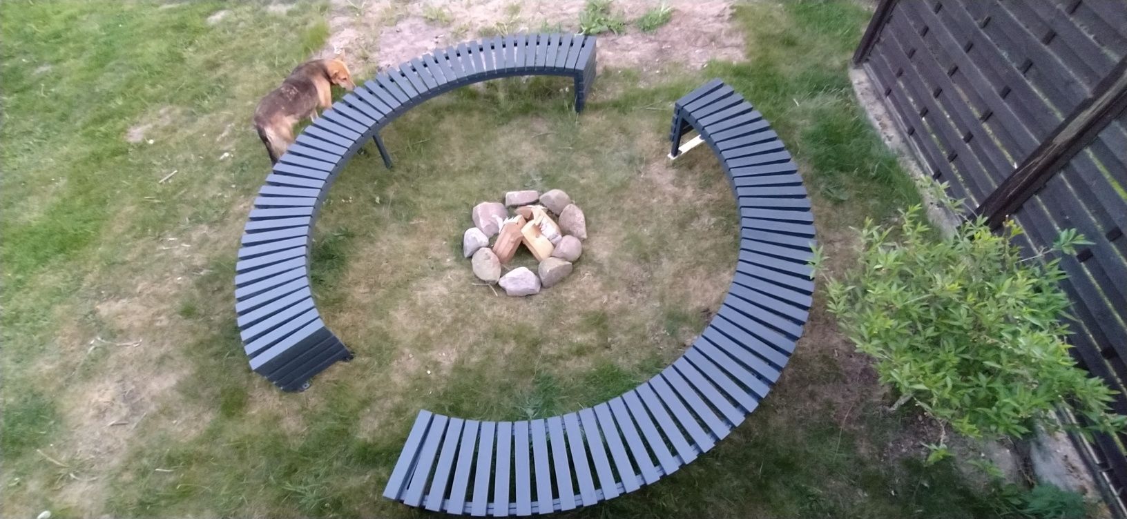 Półokrągłe ławki na ognisko