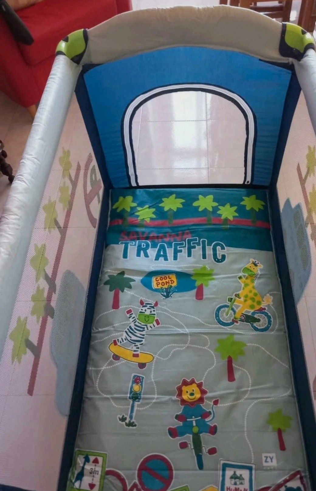 Cama de viagem para bébé muito bonita