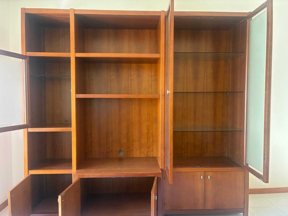 Móvel de sala em madeira de cerejeira com vitrinas de vidro