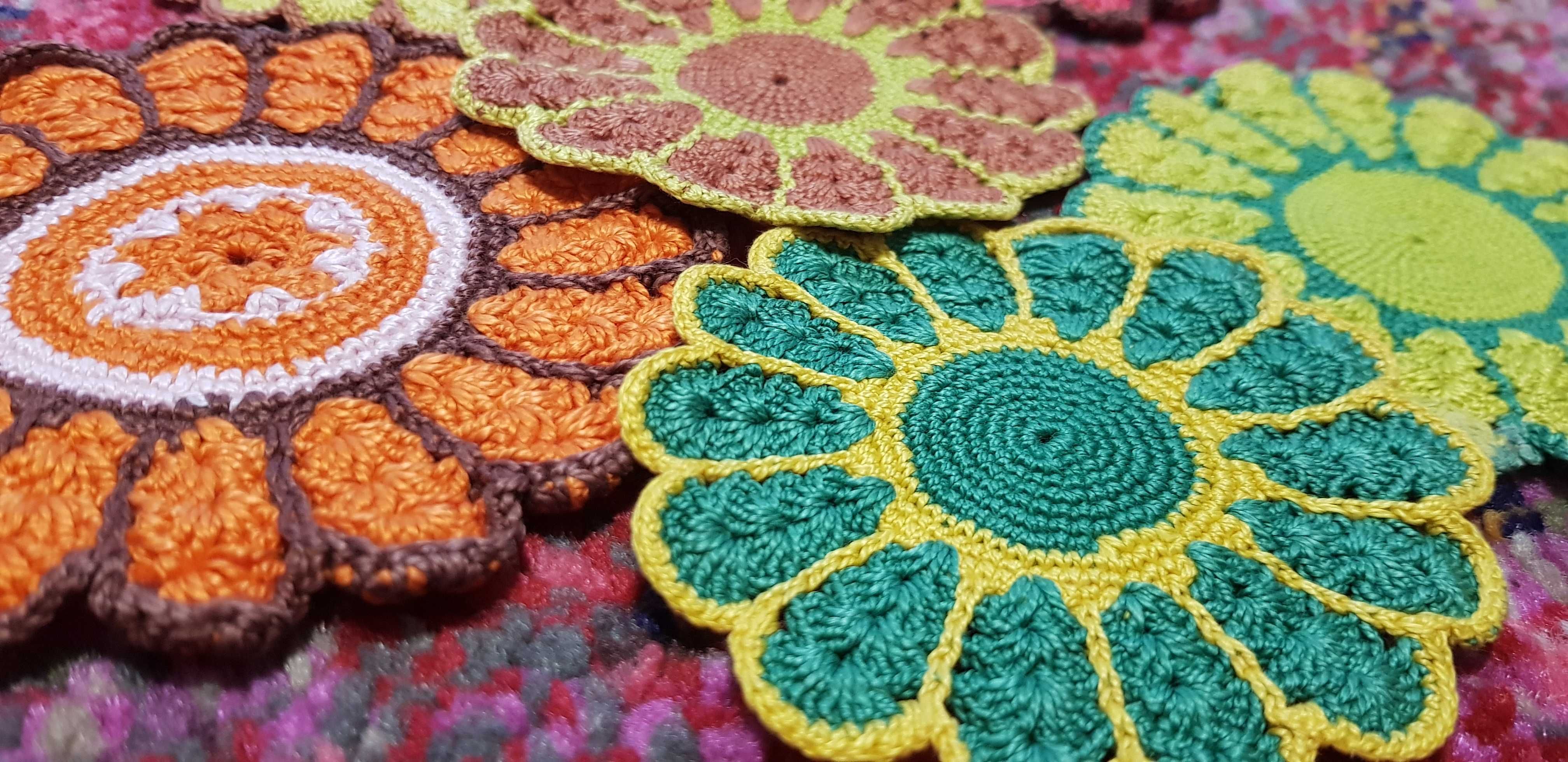 Komplet 6 plecionych szydełkowanych podkładek crochet kwiaty lata 70.