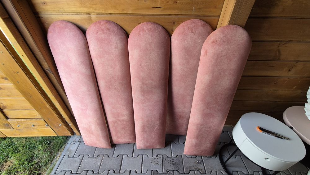 Panele ścienne tapicerowane w kolorze różowym. Stan bardzo dobry.