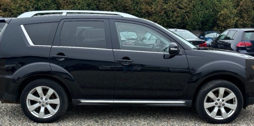 Mitsubishi Outlander 7 os 2010r sprzedam  zamienię na łódź kabinowa