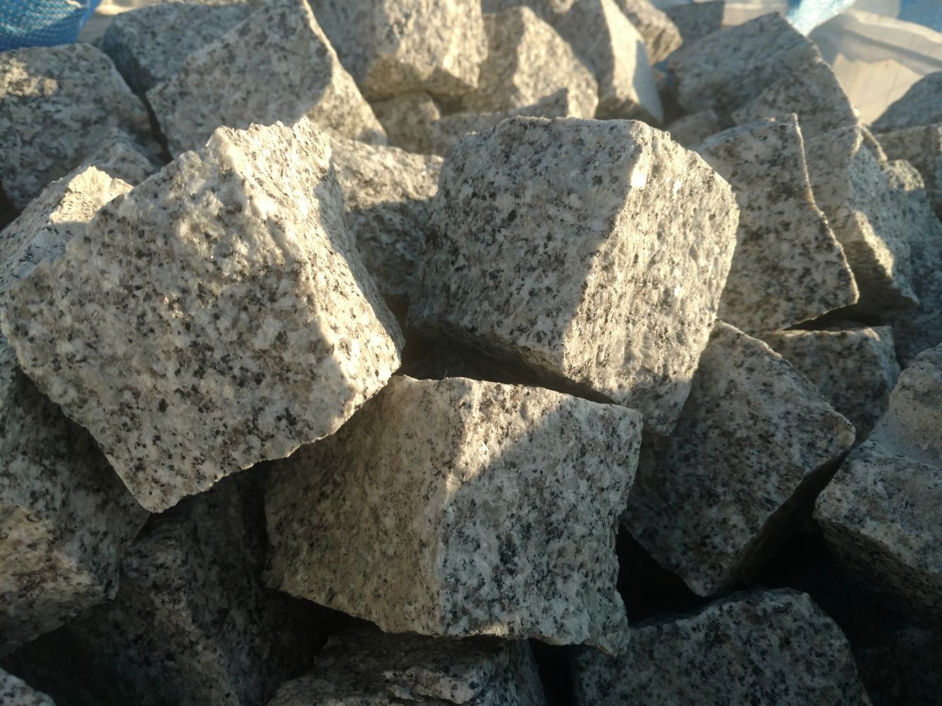 Kostka granitowa szaro ruda brukowa granit kamień granitowy grys gres