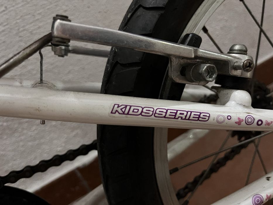 Bicicleta criança menina. Roda 16