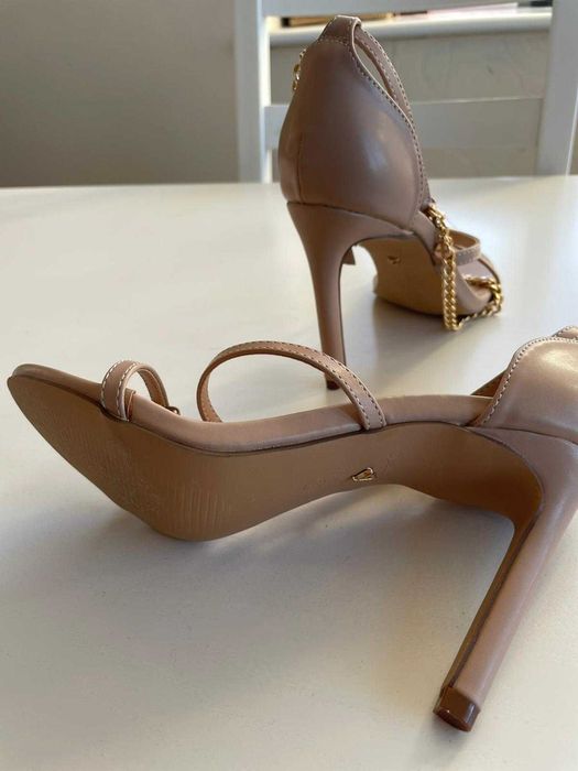 Beżowe szpilki ze złotymi łańcuszkami deezee r. 38