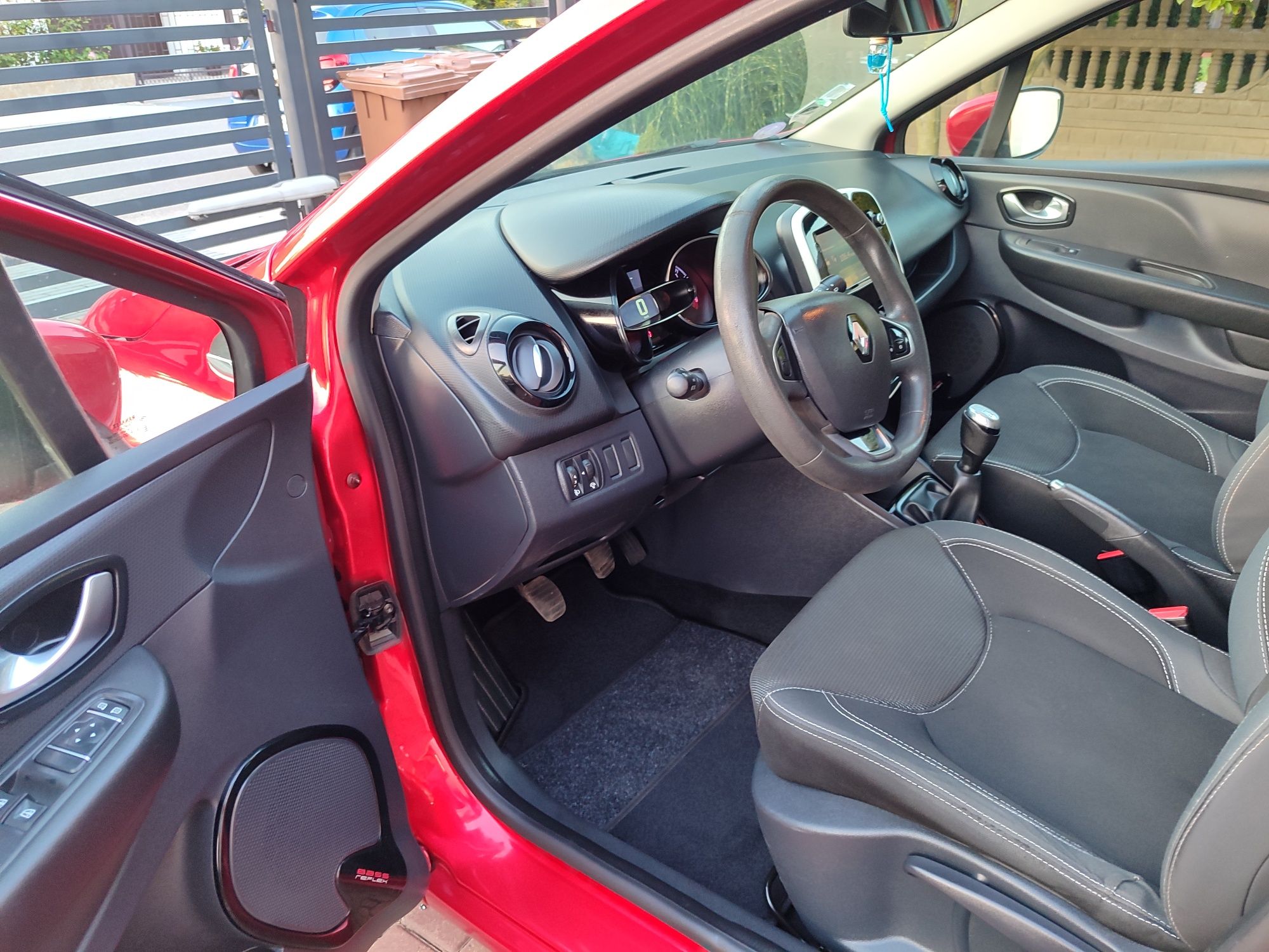 Renault Clio IV  2018r benzyna bogate wyposażenie