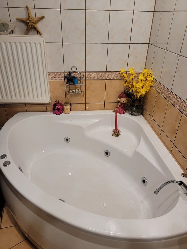 Wanna narożna z hydromasażem jacuzzi 135/135